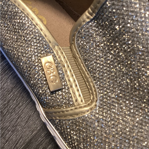 Guess GBG LA NWOT Gold Glitter Slip On Sneakers. Size 8.5. - Picture 3 of 10